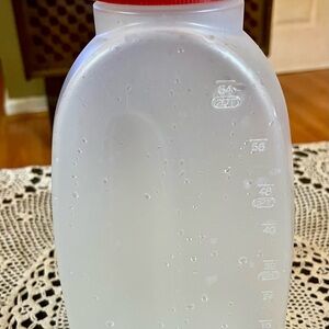 Rubbermaid Servin Saver Pitcher 2 QT Beverage Drink Container Bottle w/Flip Lid